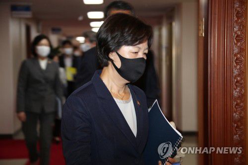 추미애 장관, 국무회의 참석(서울=연합뉴스) 김승두 기자 = 추미애 법무부 장관이 15일 정부서울청사에서 열린 국무회의에 참석하고 있다. 2020.9.15 kimsdoo@yna.co.kr