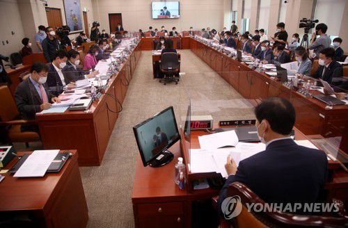 4차 추경안 심사하는 산업통상자원중소벤처기업위원회(서울=연합뉴스) 안정원 기자 = 15일 오전 서울 여의도 국회에서 열린 산업통상자원중소벤처기업위원회 전체회의에서 이학영 위원장과 의원들이 2020년도 4차 추가경정예산안 및 기금운용계획 변경안을 심사하고 있다. 2020.9.15 jeong@yna.co.kr