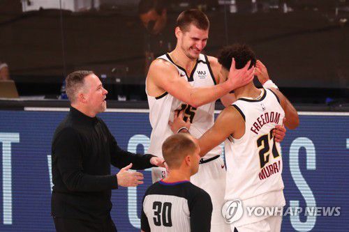 승리 후 기뻐하는 덴버 선수단. [로이터=연합뉴스] Mandatory Credit: Kim Klement-USA TODAY Sports