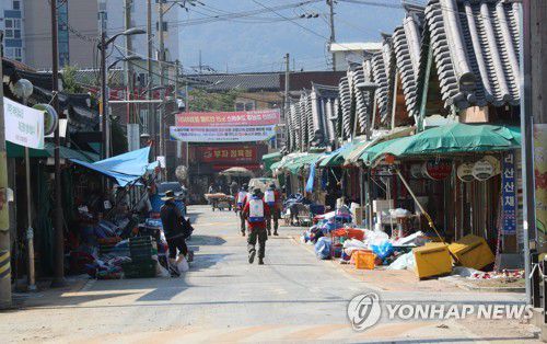 수해 입은 구례5일시장 복구 및 방역[연합뉴스 자료사진]