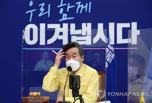 최고위원회의 주재하는 민주당 이낙연 대표(서울=연합뉴스) 안정원 기자 = 더불어민주당 이낙연 대표가16일 오전 서울 여의도 국회에서 열린 최고위원회의에서 전주시와 화상회의를 하고 있다. 2020.9.16 jeong@yna.co.kr