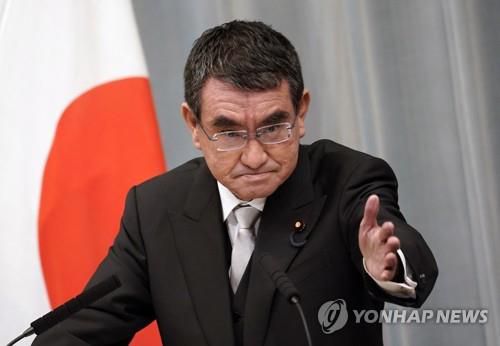 (도쿄 EPA=연합뉴스) 고노 다로(河野太郞) 행정개혁 담당상이 17일 오전 일본 총리관저에서 기자회견을 하고 있다.