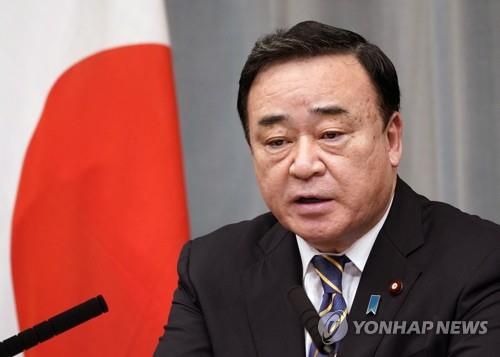 스가 내각에서 자리 지킨 가지야마(도쿄 EPA=연합뉴스) 가지야마 히로시 일본 경제산업상이 17일 일본 총리관저에서 기자회견을 하고 있다. 가지야마는 아베 신조 내각에 이어 스가 요시히데 내각에서도 경제산업상으로 기용됐다.