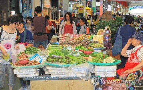 추석 연휴 앞둔 서귀포 매일올레시장[연합뉴스 자료사진]