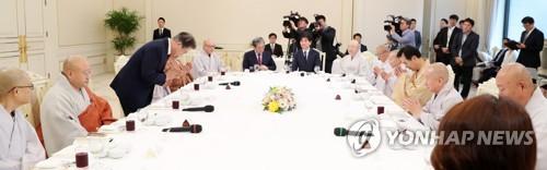 문재인 대통령이 지난해 7월 26일 청와대에서 불교 지도자 초청 오찬 전 인사하고 있다. [연합뉴스 자료사진]