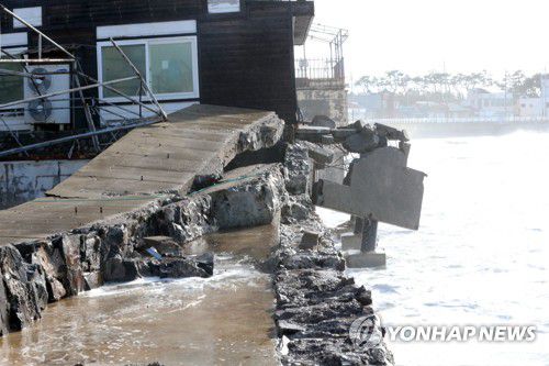 부서진 방파제(포항=연합뉴스) 제9호 태풍 '마이삭' 영향으로 경북 포항시 남구 구룡포읍 일대에 거센 파도가 밀려오면서 건물이 부서지는 피해가 났다.
    3일 오전 구룡포읍 일대 방파제가 부서져 있다. [연합뉴스 자료사진]