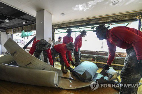 복구 지원 나선 해병대원(포항=연합뉴스) 지난 3일 경북 포항시 남구 구룡포읍 태풍 '마이삭'으로 피해가 난 건물에서 해병대 1사단 장병 및 신속기동부대원이 긴급 투입돼 복구작업을 하고 있다. 2020.9.3 [해병대 1사단 제공. 재판매 및 DB 금지]
