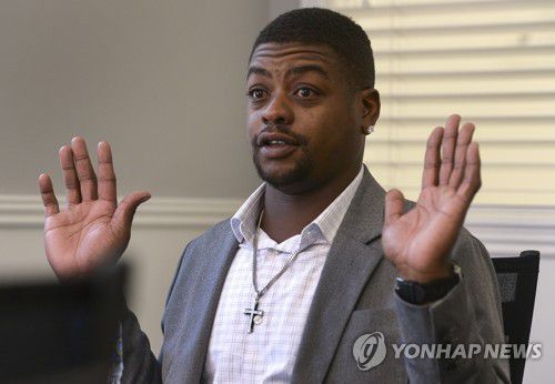 경찰견에게 공격당할 당시의 상황을 설명하는 흑인 남성 제프리 라이언스[AP=연합뉴스, 솔트레이크 트리뷴 제공·재판매 및 DB 금지]