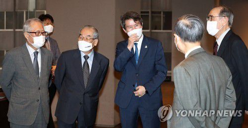 전직 장관들과 대화하는 이인영 장관(서울=연합뉴스) 윤동진 기자 = 이인영 통일부 장관(가운데)이 지난 17일 오후 서울 중구 더플라자호텔에서 열린 전직 통일부장관 초청 간담회에서 참석한 전직 장관들과 대화를 하고 있다. mon@yna.co.kr