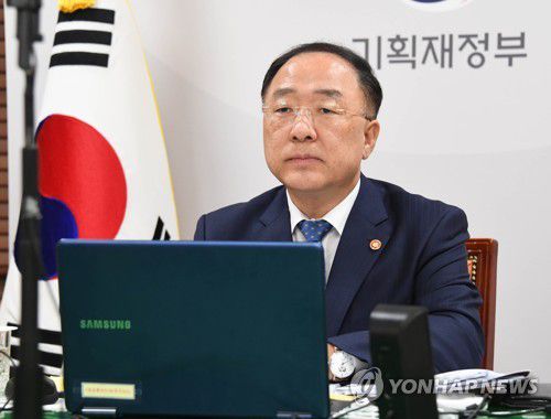 홍남기 기재장관, G20 재무·보건 장관 합동 화상회의 참석(서울=연합뉴스) 홍남기 부총리 겸 기획재정부 장관이 17일 서울 종로구 정부서울청사에서 'G20 재무.보건장관 합동회의'에 화상으로 참석하고 있다.  [기획재정부 제공. 재판매 및 DB 금지] zjin@yna.co.kr
