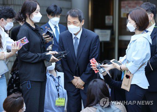 인사하는 이태종 전 서울서부지법원장(서울=연합뉴스) 서명곤 기자 = 법원 내부 비리에 대한 수사 확대를 저지하려 수사기밀을 빼돌린 혐의로 기소된 이태종 전 서울서부지법원장이 18일 오전 서울 서초구 서울중앙지법에서 열린 선고공판이 끝난 뒤 법정을 나서며 인사하고 있다. 서울중앙지법 형사합의26부(김래니 부장판사)는 18일 직권남용 권리행사방해 및 공무상 비밀누설 혐의로 기소된 이 전 법원장에게 무죄를 선고했다.  seephoto@yna.co.kr