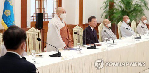 인사말 하는 원행스님(서울=연합뉴스) 이진욱 기자 = 조계종 총무원장 원행스님이 18일 오전 청와대 본관에서 열린 문재인 대통령과 한국 불교지도자 초청 간담회에 참석해 인사말을 하고 있다. 2020.9.18 cityboy@yna.co.kr