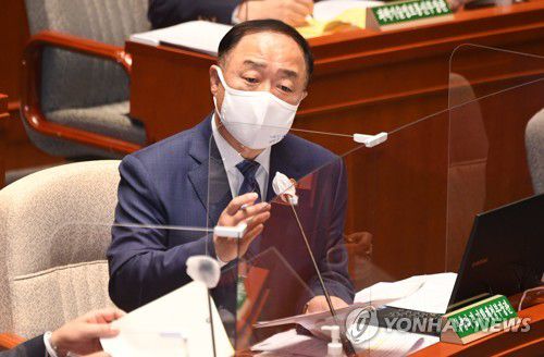 답변하는 홍남기 경제부총리(서울=연합뉴스) 진성철 기자 = 홍남기 경제부총리 겸 기획재정부 장관이 18일 국회 예산결산특별위원회 전체회의에서 의원 질의에 답변하고 있다. 2020.9.18 zjin@yna.co.kr