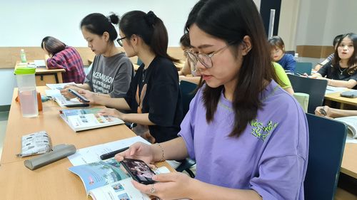 BTS 영상 보며 한국어 배우는 베트남 학생들(하노이=연합뉴스) 민영규 특파원 = 베트남 탕롱대에서 한국어과 학생들이 '런 코리안 위드 BTS(BTS와 함께 한국어 배우기)' 교재와 연동된 BTS(방탄소년단) 멤버들의 영상을 보며 한국어를 공부하고 있다. 2020.9.19
youngkyu@yna.co.kr