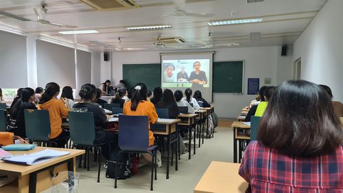 BTS 영상 보며 한국어 배우기 수업(하노이=연합뉴스) 민영규 특파원 = 베트남 탕롱대에서 한국어과 학생들이 BTS(방탄소년단) 영상을 보며 한국어를 배우고 있다. 2020.9.19
youngkyu@yna.co.kr