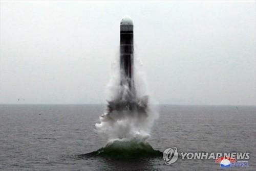 (서울=연합뉴스) 북한이 지난해 10월 2일 신형 잠수함발사탄도미사일(SLBM) '북극성-3형'을 성공적으로 시험발사했다고 조선중앙통신이 같은달 3일 보도했다. 사진은 중앙통신 홈페이지에 공개된 북극성-3형 발사 모습. 2019.10.3 
    [국내에서만 사용가능. 재배포 금지. For Use Only in the Republic of Korea. No Redistribution]
