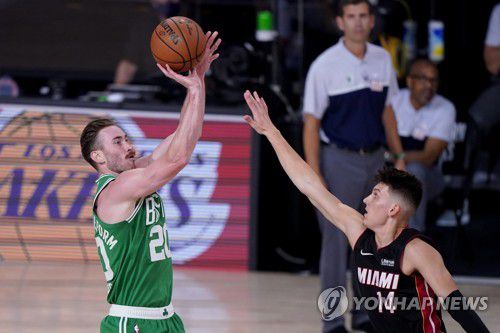 슛하는 보스턴의 고든 헤이워드(왼쪽)[AP=연합뉴스]