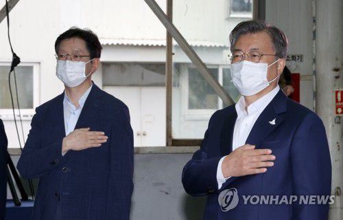 국기에 경례하는 문 대통령과 김경수 경남도지사문재인 대통령이 9월 17일 오후 경남 창원시 태림산업에서 열린 스마트그린 산단 보고대회에서 국기에 경례하고 있다. 왼쪽은 김경수 경남도지사. 2020.9.17 cityboy@yna.co.kr
