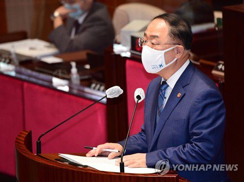 4차 추경 제안설명하는 홍남기 경제부총리(서울=연합뉴스) 진성철 기자 = 홍남기 경제부총리가 18일 국회 예산결산특별위원회 전체회의에서 제4차 추가경정예산안에 대해 제안설명을 하고 있다.   2020.9.18 zjin@yna.co.kr