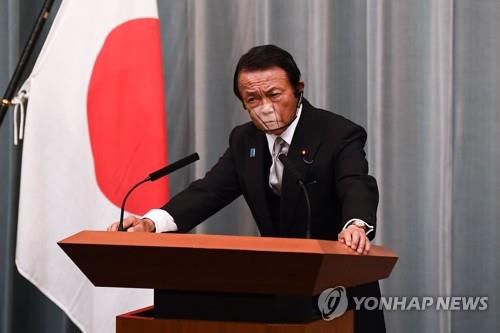 (도쿄 AFP=연합뉴스) 아소 다로 일본 부총리가 스가 내각이 발족한 16일 오후 일본 총리 관저에서 기자회견을 하고 있다.