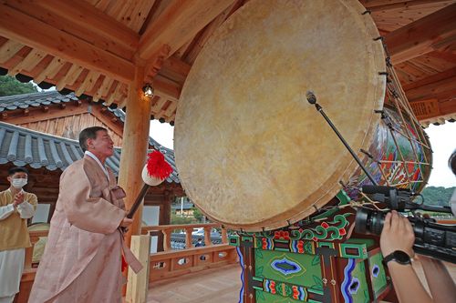 이재근 산청군수 기산국악당 태평고 타고[산청군 제공. 재판매 및 DB 금지]