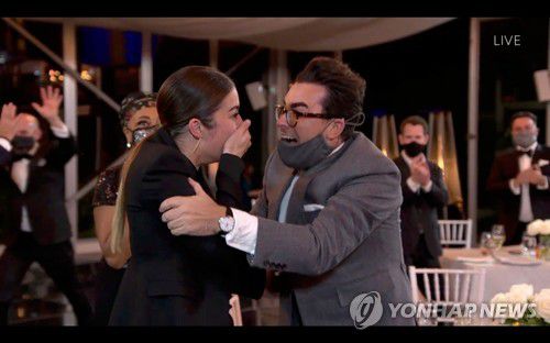 에미상 코미디 부문 석권에 환호하는 '시트 크릭' 배우들과 출연진[EPA=연합뉴스, 에미상 주최 측 제공·재판매 및 DB 금지]