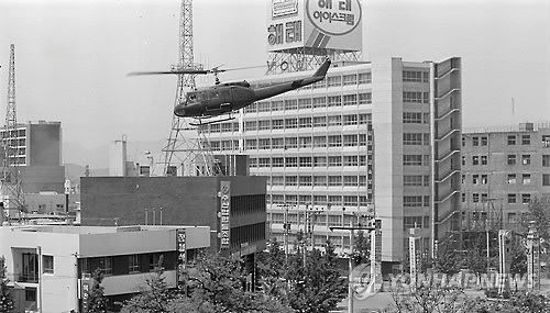 5·18 당시 광주 전일빌딩 인근을 비행하는 군 헬기 모습[5·18기념재단 제공]