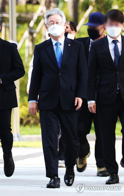 파기환송심 첫 재판 출석하는 이재명 경기지사(수원=연합뉴스) 홍기원 기자 = '친형 강제입원' 사건과 관련한 허위사실공표 혐의로 항소심에서 당선무효형에 처해졌다가 대법원의 무죄 취지 판결을 받은 이재명 경기도지사가 21일 오후 경기도 수원시 영통구 수원고등법원에서 열린 파기환송심 첫 재판에 출석하고 있다. 2020.9.21 xanadu@yna.co.kr