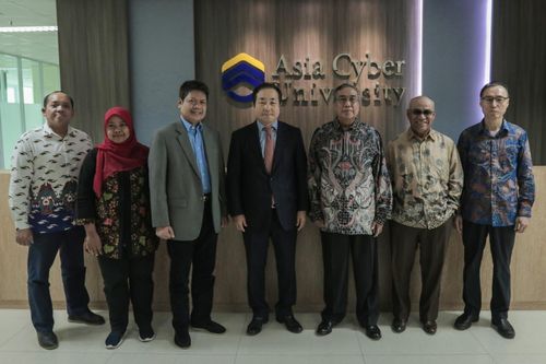 아시아사이버대 총장·부총장과 운영 관계자들[아시아사이버대 제공=연합뉴스]