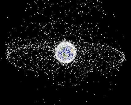 지구를 싸고 있는 우주 쓰레기 상상도 [NASA 제공]