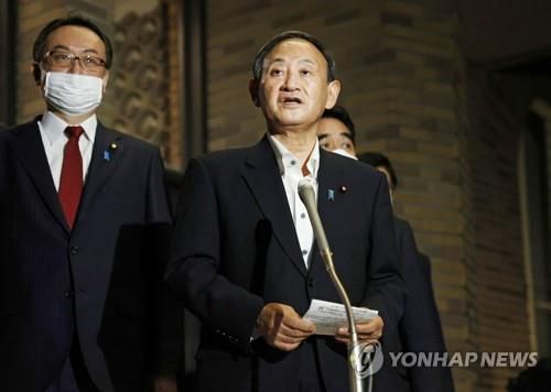 (도쿄 교도 로이터=연합뉴스) 스가 요시히데 일본 총리가 20일 총리관저에서 기자들에게 도널드 트럼프 미국 대통령과의 전화 회담에 관해 설명하고 있다. 2020.9.24