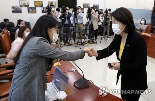 취재진과 인사하는 정의당 심상정 대표(서울=연합뉴스) 하사헌 기자 = 심상정 정의당 대표가 24일 오전 서울 여의도 국회에서 열린 퇴임 기자회견에서 취재진과 인사 하고 있다. 
    정의당은 27일 제6기 전국동시당직선거를 통해 새로운 당대표를 선출한다. 2020.9.24 toadboy@yna.co.kr