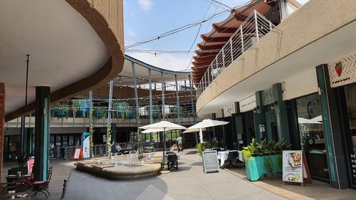 다시 문 열어가는 남아공 경제(요하네스버그=연합뉴스) 김성진 특파원 = 지난 16일 남아공 수도 프리토리아 시내의 한 상가 몰이 문을 열고 영업을 하고 있다. 최근 봉쇄령 대폭 완화로 손님들이 점차 많아지고 있다.2020.9.25