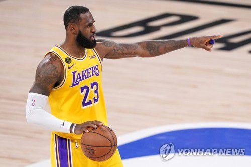 경기 조율하는 르브론 제임스[AP=연합뉴스]