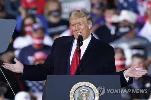 도널드 트럼프 미국 대통령이 지난 21일(현지시간) 오하이오주 스완턴에서 열린 대선 유세에서 연설하고 있다. [AP=연합뉴스 자료사진]