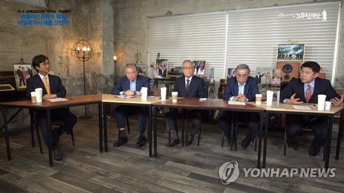 남북정상선언 13주년 기념행사 라이브 토론회(서울=연합뉴스) 25일 온라인 라이브 방송으로 개최된 10·4 남북정상선언 13주년 기념행사에서 '한반도 평화국면의 동요원인과 대안 모색'을 주제로 토론회가 진행되고 있다.
    (왼쪽부터) 유시민 노무현재단 이사장, 문정인 한반도 평화포럼 이사장·서울시 남북교류협력위원회 위원장, 정세현 민주평화통일자문회의 수석부의장, 이종석 세종연구소 수석연구위원, 김준형 국립외교원장. 2020.9.25
    [사람사는세상노무현재단 유튜브 캡처. 재판매 및 DB 금지] photo@yna.co.kr