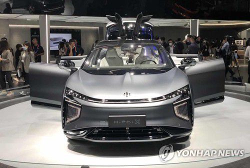 중국 하이파이 전기차(베이징=연합뉴스) 김윤구 특파원 = 26일 중국 베이징에서 개막한 베이징 모터쇼에서 중국 신에너지 차량 브랜드 하이파이(HiPhi)의 HiPhi X 차종이 전시돼 있다. 2020. 9. 27 ykim@yna.co.kr