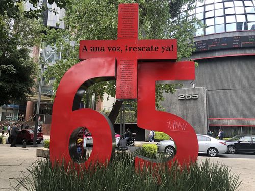 멕시코 광산붕괴 사고 조형물 (멕시코시티=연합뉴스) 고미혜 특파원 = 2006년 광부 65명이 숨진 멕시코 광산 붕괴사고를 기억하기 위한 조형물이 멕시코시티 레포르마 대로에 설치돼 있다. 2020.9.27.