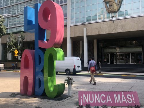 멕시코 어린이집 화재사건 조형물 (멕시코시티=연합뉴스) 고미혜 특파원 = 2009년 6월 멕시코 어린이집 화재로 희생된 어린이 49명을 기억하기 위한 조형물이 멕시코시티 레포르마 대로에 설치돼 있다. 2020.9.27.