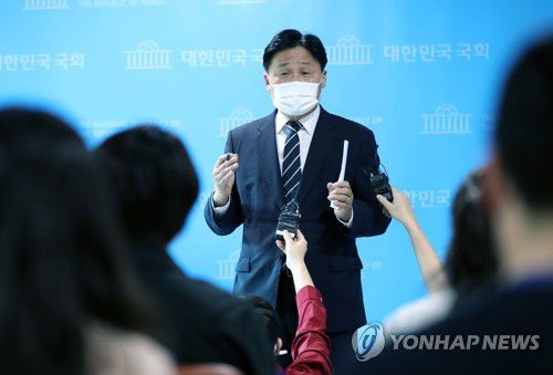 대북규탄결의안 채택 관련 답변하는 민주당 김영진(서울=연합뉴스) 안정원 기자 = 더불어민주당 김영진 원내수석부대표가 27일 오후 국회 소통관 기자회견장 앞에서 최근 해양수산부 공무원 북한 피격 사망 사건과 관련, 국회 차원의 대북규탄결의안 채택 등과 관련한 질문에 답하고 있다. 2020.9.27 jeong@yna.co.kr