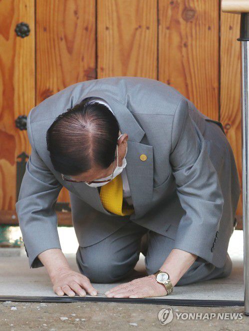 신천지 이만희 총회장, '큰절 사죄'[연합뉴스 자료사진]