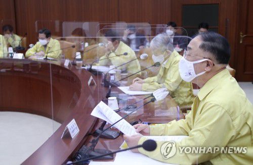 비상경제 중대본 회의 주재하는 홍남기 부총리(서울=연합뉴스) 김승두 기자 = 홍남기 경제부총리 겸 기획재정부 장관이 28일 오전 정부서울청사에서 열린 4차 한국판 뉴딜 관계장관회의 겸 제17차 비상경제 중앙대책본부회의를 주재하고 있다. 2020.9.28 kimsdoo@yna.co.kr