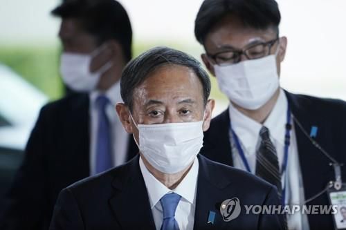 총리관저에 들어가는 스가 요시히데 총리[AP=연합뉴스 자료사진]