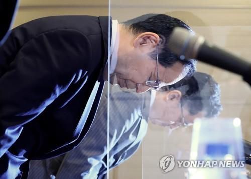 머리 숙인 도쿄증권거래소 사장(도쿄 지지 EPA=연합뉴스) 미야하라 고이치로(宮原幸一郞, 왼쪽) 도쿄증권거래소 사장이 1일 도쿄에서 열린 기자회견에서 시스템 장애로 인한 거래 전면 중단에 관해 사과하며 머리를 숙이고 있다. 2020.10.1