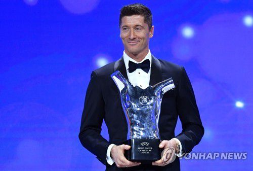 올해의 선수상 받은 레반도프스키[AFP=연합뉴스]