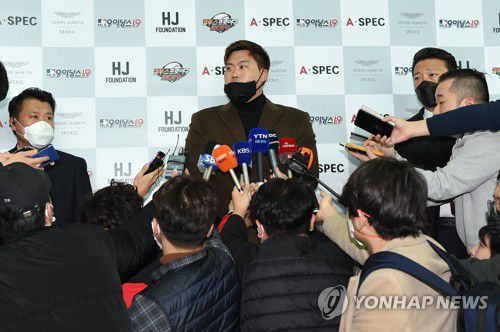 2월 2일 출국 인터뷰하는 류현진[연합뉴스 자료사진]