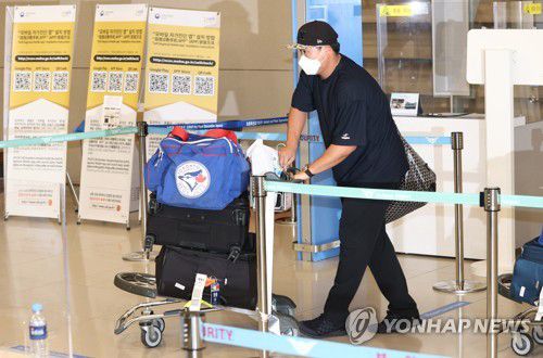 류현진 귀국(영종도=연합뉴스) 류영석 기자 = 2020년 미국프로야구(MLB) 일정을 마친 토론토 블루제이스 류현진이 2일 오후 인천국제공항 2터미널을 통해 입국하고 있다. 2020.10.2
    ondol@yna.co.kr