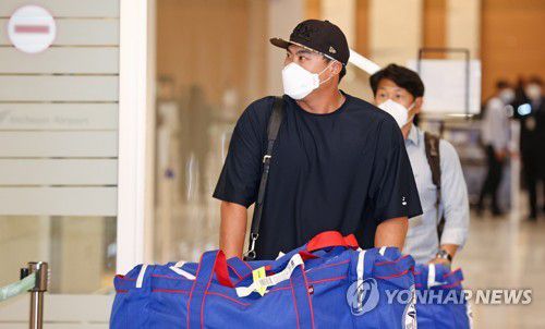 공항 도착한 류현진(영종도=연합뉴스) 류영석 기자 = 2020년 미국프로야구(MLB) 일정을 마친 토론토 블루제이스 류현진이 2일 오후 인천국제공항 2터미널을 통해 입국하고 있다. 2020.10.2
    ondol@yna.co.kr
(끝
