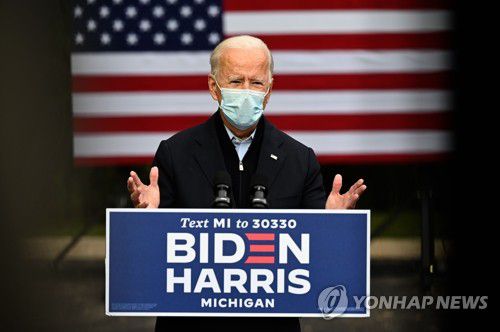 마스크 쓰고 유세하는 바이든 "코로나19 음성"(그랜드래피즈 AFP=연합뉴스) 조 바이든 미국 민주당 대선후보가 2일(현지시간) 미시간주 그랜드래피즈에서 열린 유세에서 마스크를 착용한 채 연설하고 있다. 도널드 트럼프 대통령과 사흘 전 첫 TV토론을 벌인 바이든 후보는 이날 신종 코로나바이러스 감염증(코로나19) 검사에서 음성 판정을 받았다고 밝혔다. leekm@yna.co.kr