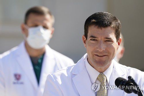 트럼프 건강 상태 브리핑하는 대통령주치의(베데스다 AP=연합뉴스) 도널드 트럼프 미국 대통령이 신종 코로나바이러스 감염증(코로나19)으로 입원 중인 메릴랜드주 베데스다의 월터 리드 군 병원에서 4일(현지시간) 숀 콘리 대통령 주치의가 취재진에게 트럼프의 건강 상태에 대해 브리핑하고 있다. sungok@yna.co.kr